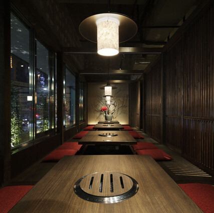 温かく落ち着いた雰囲気でご宴会に最適です。広々とした掘りごたつ席やテーブル席は、大人数での利用にも対応可能。隣席との仕切りもしっかりしており、周りを気にせず一体感のあるご宴会をお楽しみいただけます。美味しい焼肉と美酒を囲んで、思い出に残るひとときをお過ごしください。