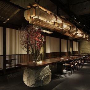 店内には、最大30名様までご利用いただける広々としたダイニングテーブル席をご用意しております。オープンキッチンに面したテーブル席では、ダイナミックな調理風景を眺めながらお食事をお楽しみいただけます◎ご宴会からプライベートな会食まで、お客様のTPOに合わせて最適な空間をご提供いたします。