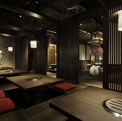 温かみのある照明と、和の趣を感じさせる落ち着いた雰囲気のお席です。足を伸ばしてくつろげる掘りごたつ席は、ご家族やご友人とのお食事に最適◎隣席との間隔もゆったりと確保されており、周りを気にせず会話と焼肉を心ゆくまでお楽しみいただけます。日常使いから接待やご宴会までご利用ください。