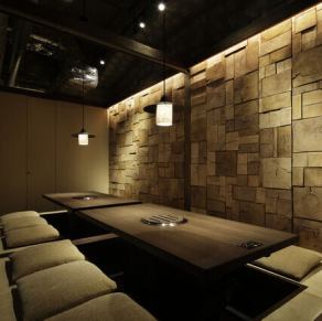 【完全個室】広々とした個室は、大人数でのご宴会に最適です。落ち着いた和の雰囲気はそのままに、周りを気にせず一体感のある時間をお楽しみいただけます。ゆったりと寛ぎながら、心ゆくまで会話と料理をご満喫いただけます♪単品料理をはじめ、各種コースもご用意しておりますので合わせてご利用ください。