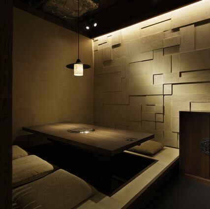 【完全個室】周りを気にせず、ゆったりと焼肉を楽しめる完全個室をご用意しております。足を伸ばしてくつろぎながら、大切な方との会話と上質な焼肉をご堪能ください。記念日やデート、ビジネスの接待など、プライベートな時間を重視したいシーンに最適◎心安らぐ空間で、至福のひとときをお過ごしください♪