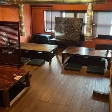 店内は木の温もりを感じる落ち着いた空間で、居心地の良さを大切にしています♪七道駅から徒歩5分という好立地でアクセスも抜群◎お仕事帰りや買い物の合間にも立ち寄りやすく、地酒や藁焼き料理を気軽に楽しめるのが魅力です！