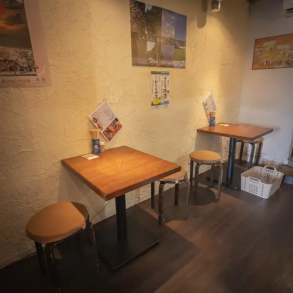 店内は木の温もりを感じる落ち着いた空間で、居心地の良さを大切にしています♪七道駅から徒歩5分という好立地でアクセスも抜群◎お仕事帰りや買い物の合間にも立ち寄りやすく、地酒や藁焼き料理を気軽に楽しめるのが魅力です!