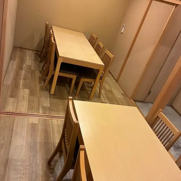 店内は18席を完備し、適度な賑やかさとプライベート感が心地よく調和した空間です。テーブル席では、ご家族や友人との飲み会や同僚との宴会、女子会など幅広いシーンにご利用が可能◎また、お子様用の椅子やお皿もご用意しているためお子様連れでも安心です!離乳食の温め等もお気軽にお声がけください♪