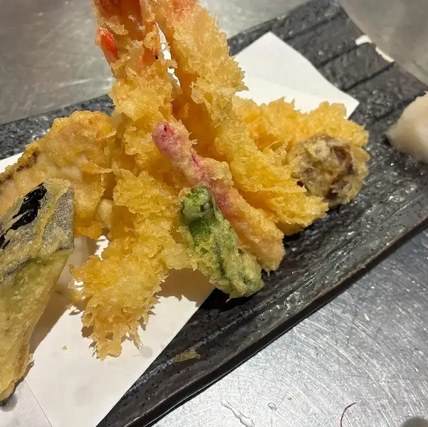 【天ぷら盛り合わせ】ご飯のおかずにもおつまみにも◎豪華10種類を自家製天だしや塩で楽しむ逸品