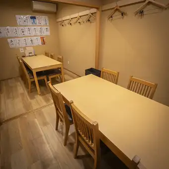 這裡有兩張桌子，每張桌子可以坐六個人。