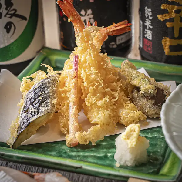 【天婦羅拼盤】無論是搭配米飯作為配菜，還是作為小吃，都是絕佳選擇！這道美味佳餚包含10種天婦羅，搭配自製天婦羅沾醬和鹽，令人垂涎欲滴。