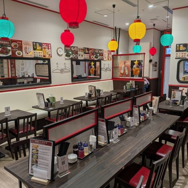 宴会に最適！テーブル席は2名様から4名様までご用意。席を繋げば大人数の大宴会にも対応可能です。お一人様や少人数での食事にはカウンター席もご用意。多様なシーンでご利用いただけます☆