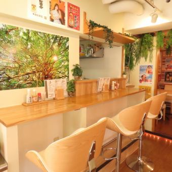 本店有3个吧台座位。