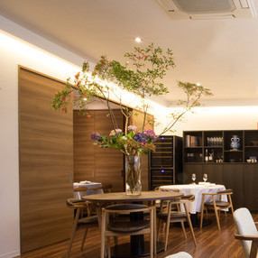 広々としたテーブルにお料理やワインを並べて、お連れ様との時間をお愉しみいただけます。宴会、接待はもちろん、デートや女子会にも是非ご利用下さい。