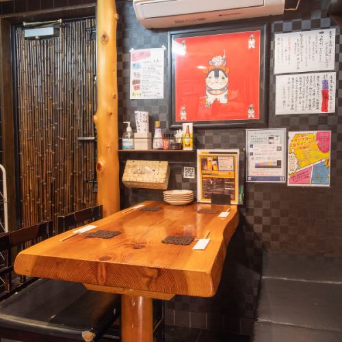 <p>店内は、木と黒を基調としたシックで高級感あふれる空間となっております。大人の隠れ家のような落ち着いた雰囲気は、接待や大切な人との食事に最適です。日頃の喧騒を忘れ、ゆったりと旬の味覚を味わいませんか？上質な空間で、心ゆくまでお食事をお楽しみください。</p>