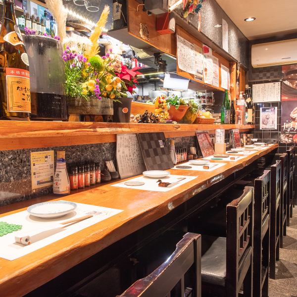 カウンター席では、オーナーがお料理を作る様子を目の前でご覧いただけます。ライブ感あふれる特等席です！カウンター前には旬の野菜が飾られており、五感で季節を感じていただけます。お一人様やデートでのご利用にもおすすめ！オーナーとの会話も楽しめる、特別な空間です。