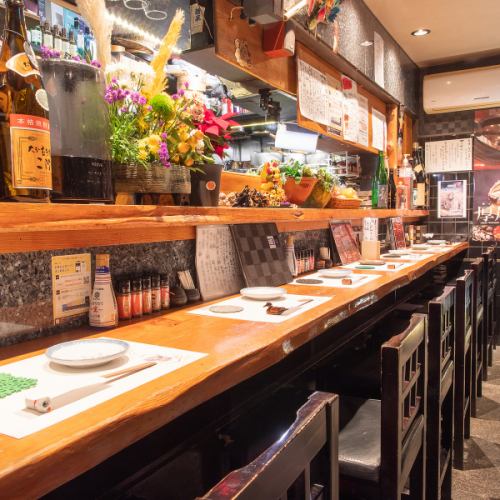 <p>カウンター席では、オーナーがお料理を作る様子を目の前でご覧いただけます。ライブ感あふれる特等席です！カウンター前には旬の野菜が飾られており、五感で季節を感じていただけます。お一人様やデートでのご利用にもおすすめ！オーナーとの会話も楽しめる、特別な空間です。</p>