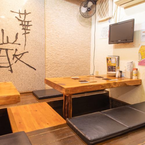 <p>掘りごたつ席に加え、テーブル席は繋げることが可能で、半個室のようにご利用いただけます。ご友人との食事や会社のご宴会、ご家族でのご利用にも最適です。周りを気にせず、美味しい料理と楽しい会話で盛り上がってください！4名様×1、5名様×1など、人数に合わせて調整いたします。</p>