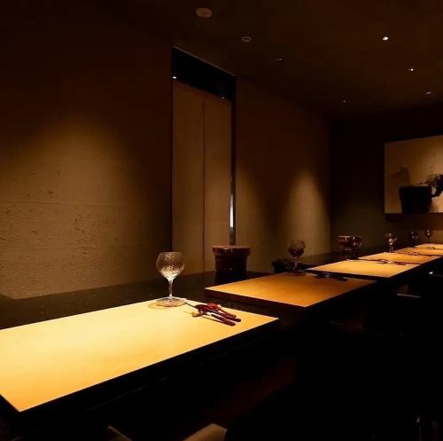 <p>【カウンター7席】大人のデート、ご夫婦に最適なカウンター席。料理人との会話を楽しみながらいつもより特別な気分でパートナーとの食事を楽しめます。記念日や誕生日など大切な思い出を色濃く残したいときにオススメです。</p>