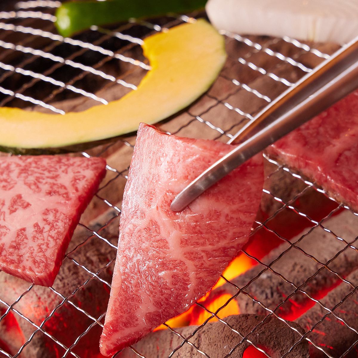 Enjoy yakiniku with our special sauce! You can choose your seat according to the occasion!