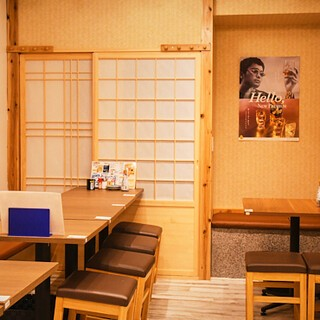 所々に「和」の雰囲気がちりばめられている当店◎障子や壁画などに落ち着きを覚えます。ご友人との飲み会、会社宴会、など、様々なシーンで活躍してくれます！備長炭を使用しこだわって焼き上げた当店イチオシの焼き鳥や自慢の逸品と厳選した日本酒・焼酎で至福のひと時をお過ごしください。