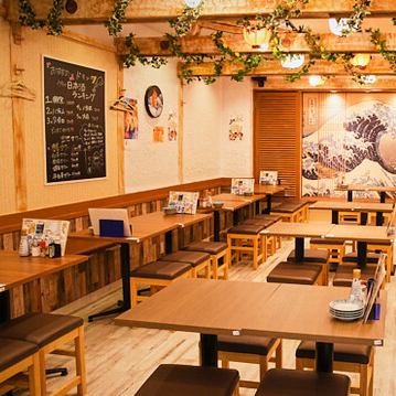 新橋駅よりすぐの好立地に構える当店。全50席を完備する空間は、気心知れたお仲間同士や仕事帰りの方にもおすすめです。歓送迎会などのご宴会も大歓迎です◎様々なシーンでご利用いただける大衆酒場となっておりますので、どなた様もお気軽にお立ち寄りください。定番メニューから海鮮まで楽しめる自慢の料理を是非!