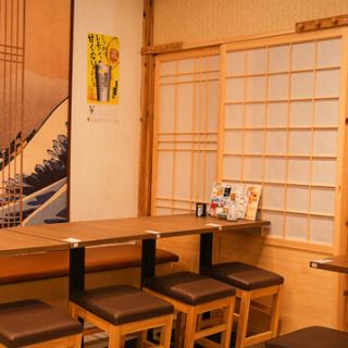 光と影が織り成す上質空間。大人の時間をゆったり堪能できる空間をご用意!4名~8名様向けのテーブル席などゆったりと優雅なお時間をお過ごし頂けるこちらのお席は、接待やお仕事仲間との歓送迎会などはもちろん、ご家族でのお食事などにもご利用ください。ご宴会は飲み放題付が断然おトク。