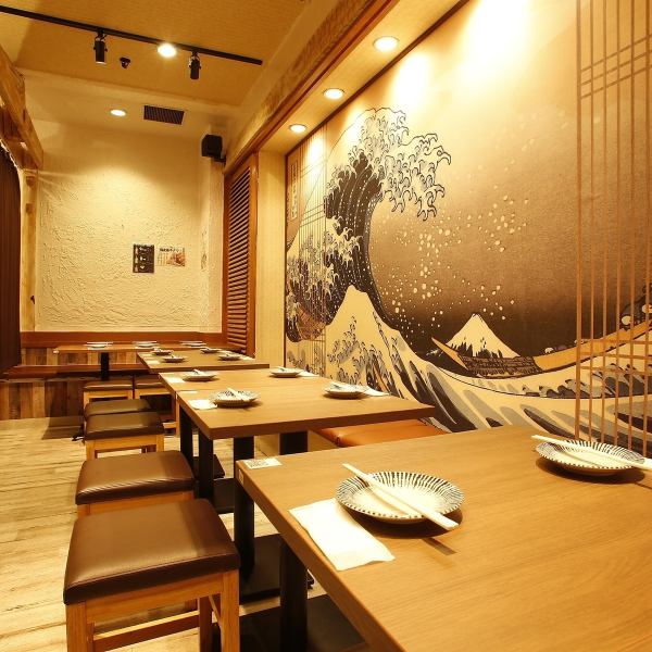 店内インテリアは明るい色の木目調で木のぬくもりを感じられます。テーブルを繋げると大人数でも対応可能なお席ができます！お得な宴会飲み放題コースも3500円～種類豊富にご用意！接待やビジネス仲間との会食、お仕事仲間との歓送迎会や宴会はもちろん、家族・親族でのお食事などにも是非ご利用ください