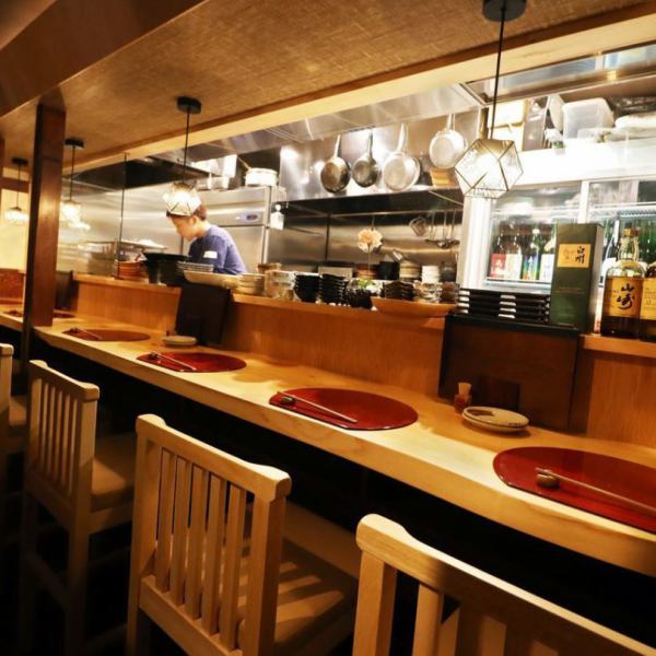 The counter seats where you can see the sake showcase and the charcoal grill are popular, perfect for singles and couples.