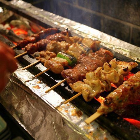 We offer our proud skewers and motsuyaki♪