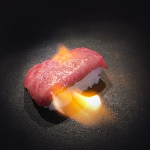 Grilled Japanese black beef sirloin sushi (consistent)