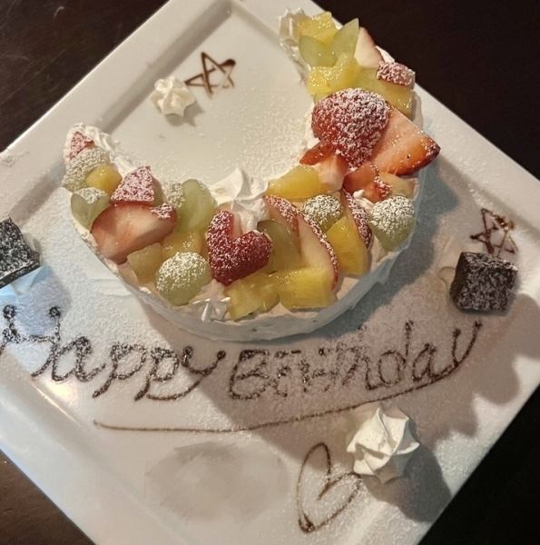 【一番人気♪】三日月型ケーキが可愛いと大人気！大切な人のお誕生日や記念日にご利用ください♪