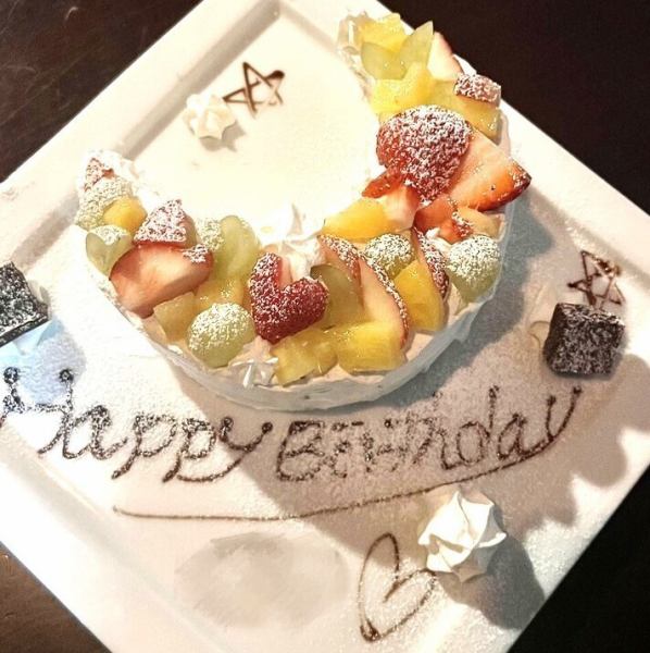 【一番人気♪】三日月型ケーキが可愛いと大人気！大切な人のお誕生日や記念日にご利用ください♪