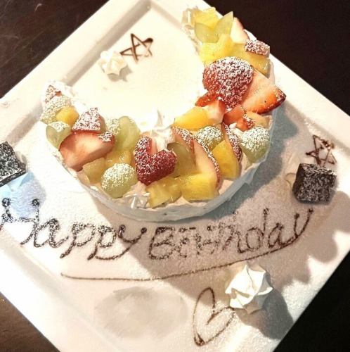 【一番人気♪】三日月型ケーキが可愛いと大人気！大切な人のお誕生日や記念日にご利用ください♪
