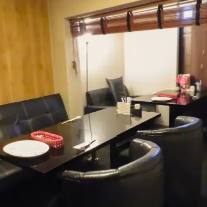 ≪裏路地に佇む創作イタリアン≫古民家をモダンに再生した店内にはソファ半個室や2名限定カップル席、最大6名テーブルまでご用意。席を合わせると最大12名までご案内可能です。木の香とカジュアルな雰囲気が心地よい大人の寛ぎ空間です。