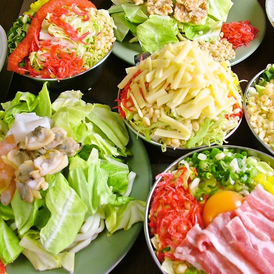 禦好燒是一道富含蔬菜且營養均衡的健康菜餚。樂趣的一部分就是坐在鐵板周圍和大家一起燒烤食物。請盡情享受大阪燒門的時光！