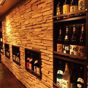 お酒の種類も豊富にご用意しております。鉄板を囲みながら、わいわいがやがや、楽しい時間をお過ごしください。