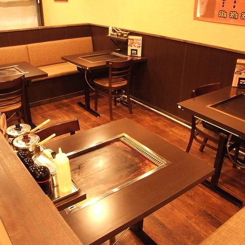 【駅から徒歩２分のアクセス！】お酒の種類も豊富にご用意しております。鉄板を囲みながら、わいわいがやがや、楽しい時間をお過ごしください。