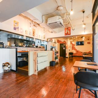 四人桌旁有三个座位