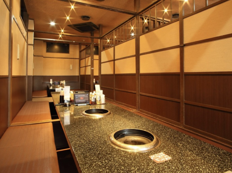 【掘りごたつ】周囲に気兼ねしないでゆっくり味わえる、ファミリーも安心の半個室スペース。小さい子ども連れに嬉しいお座敷席。プライベート空間でゆっくりと焼肉をお楽しみいただけます♪