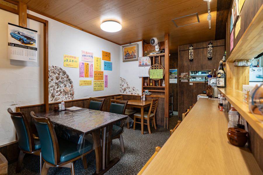 【ゆったり落ち着ける雰囲気です♪】カウンター6席、4人テーブル1席、2人テーブル1席をご用意し、幅広いシーンに対応しています。仕事帰りにフラッと1人飲みや、友人との楽しいひとときにも最適です。紙タバコOKなので喫煙者にも嬉しいお席で、ゆったりとリラックスしながらお楽しみください。心温まる時間をどうぞ☆