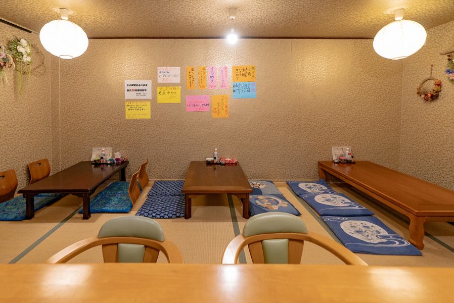 【お店の奥には座敷の宴会場あり！】15～20人でご利用いただける広々とした空間です。飲み放題プランなどにも対応可能で、お気軽にお問い合わせください。宴会や歓送迎会、法事、接待など、さまざまなシーンに最適です。お店の奥に位置しているため、周囲を気にせずゆったりとした宴会をお楽しみいただけます。