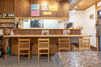 カウンター席ございます。