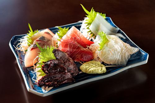 【刺身盛り込み】季節の旬の魚や地元の魚を仕入れお刺身にしてご提供♪