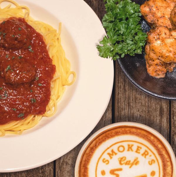 【テーブル席】当店では、2名様、4名様掛けのテーブル席を複数ご用意しております。ご友人や会社仲間とのカジュアルな集まりなど、複数人での落ち着いたお食事に最適です。アルコールと軽食を囲み、ゆったりとした時間をお過ごしください。全35席、静かに過ごす空間としてご利用ください！