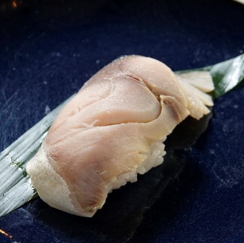 [Seafood sushi] Grilled mackerel