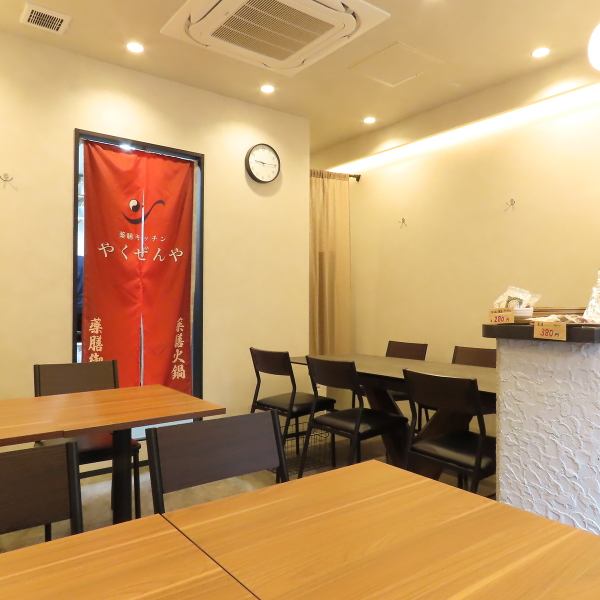 【宴会や貸切も】店内はシンプルで心落ち着きのある空間。6名テーブル1つと4名テーブル2つで、少人数でも居心地良く過ごせます。7名様以上から貸切が可能ですので、友人たちとの麻辣火鍋宴会にもぴったり！まずはご予算や人数を気軽にご相談ください。「ホットペッパーグルメを見た」とお伝えいただければスムーズです◎