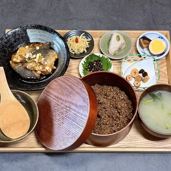 【香ばしい香りともちもち食感】ほうじ茶玄米のおひつ定食