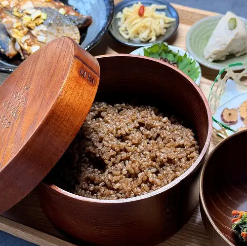 主菜と季節の小鉢を楽しむ薬膳おひつ定食
