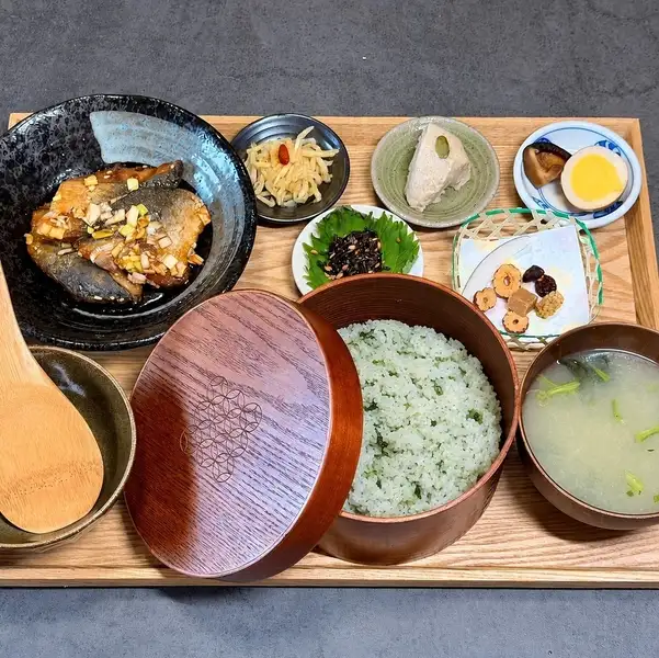 【爽やかな香りと彩り】よもぎご飯のおひつ定食