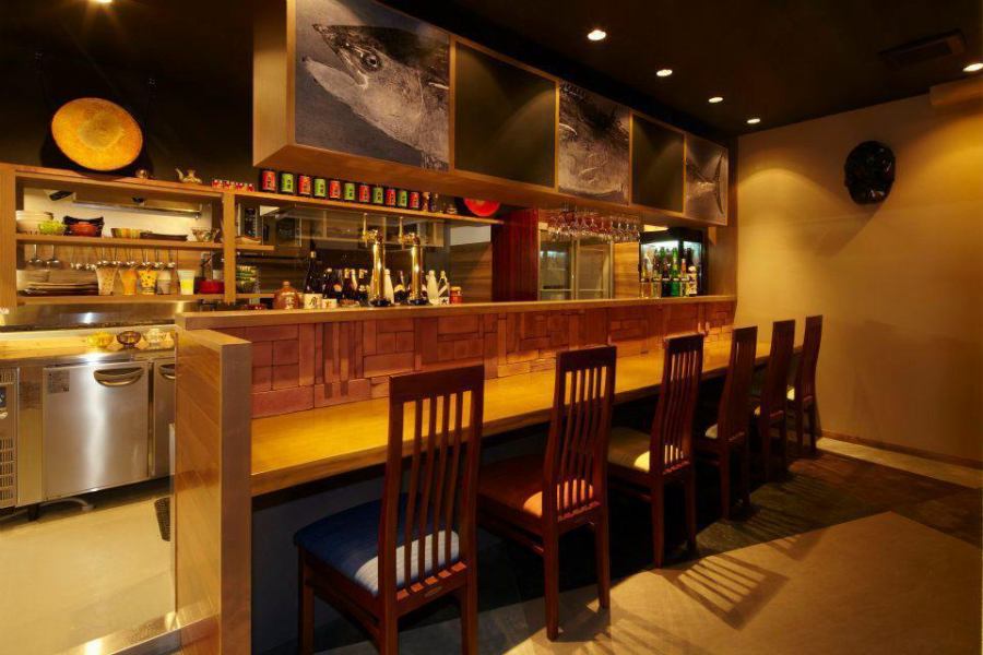 料理人の包丁さばきとお店の活気を楽しめるカウンター席6席！店主との会話も楽しめて、おいしさ倍増！県外のお客様お一人でもお気軽にお越しください。各地の日本酒をご用意しています。