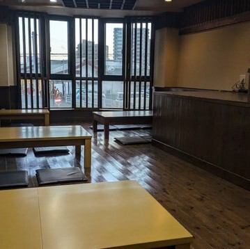 【2F】ゆったり寛げる座敷席！少人数から大人数まで対応可能！2Fには2名様、4名様、6名様でご利用いただける座敷席をご用意しております。足を伸ばしてゆったりとお過ごしいただけます。忘新年会、歓送迎会などの宴会利用に最適で、貸切利用も承ります★