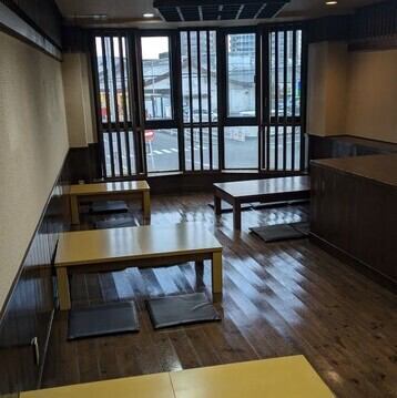 【貸切OK】店内は木目を基調とした落ち着いた雰囲気で、男女半々の幅広いお客様にご利用いただいております。総席数は40席、宴会は着席で最大30名様まで収容可能。大人数での貸切予約も承りますので、まずはお気軽にご相談ください！