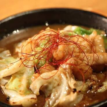 アツアツの溶岩プレートで焼き上げる！旨みが凝縮された「豊後地鶏の溶岩焼き」/1950円(税込)